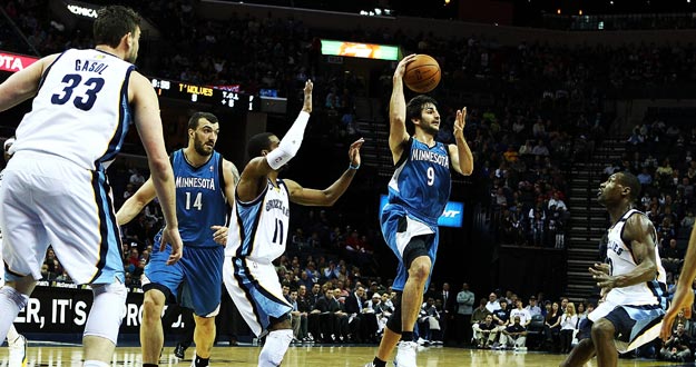Ricky Rubio (2-d) de los Timber Wolves de Minnesota realiza un pase ante Mike Conley (3-i) y Tony Allen (d) de los Grizzlies de Memphis Ricky Rubio (2-d) de los Timber Wolves de Minnesota realiza un pase ante Mike Conley (3-i) y Tony Allen (d) de los Grizzlies de Memphis