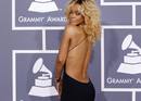 Rihanna ense&ntilde;a su escote de espalda a la prensa