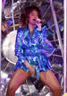 Rihanna ha salido a escena en una c&aacute;psula transparente ataviada con una chaqueta azul el&eacute;ctrico