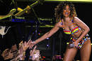 Rihanna saluda a sus fans en el concierto que ha ofrecido en Barcelona