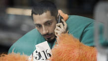 Riz Ahmed caracterizado como Omar.