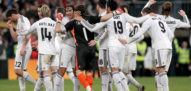 Los jugadores del Madrid celebraron la remontada ante el Sevilla haciendo 'pi&ntilde;a'.