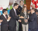 El director de RNE, Benigno Moreno, ha recogido este martes, D&iacute;a Mundial de la Cruz Roja, la Medalla de Oro de la instituci&oacute;n humanitaria de manos de los Pr&iacute;ncipes de Asturias.