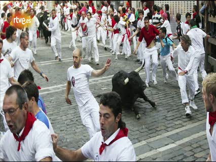 Ver v&iacute;deo  'RNE te narra el sexto encierro de San Ferm&iacute;n 2011 en im&aacute;genes'