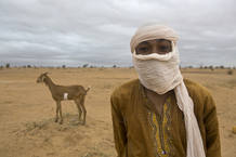 Un joven de Mal&iacute; en el campamento de refugiados de Damba, en Burkina Faso.