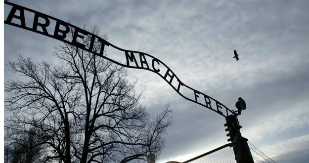 Roban la placa que preside la entrada del campo de concentraci&oacute;n de Auschwitz