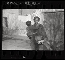 Robert Capa[Hombre llevando un ni&ntilde;o herido en brazos. Batalla de Teruel, Espa&ntilde;a], diciembre 1937
