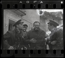 Robert Capa[Ernest Hemingway (tercero por la izquierda), el periodista del New York Times Herbert Matthews (segundo por la izquierda) y dos soldados republicanos, Teruel, Spain], finales de diciembre 1937