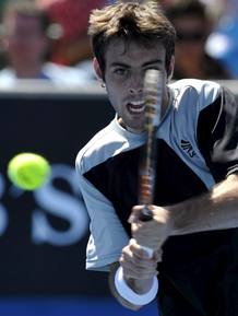 El espa&ntilde;ol Marcel Granollers devuelve la bola al sueco Robin Soderling durante el partido de primera ronda del Abierto de Tenis de Australia.