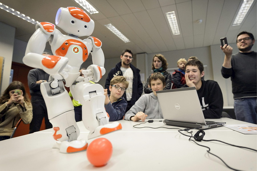 Robots que juegan al f&uacute;tbol, manejados por ni&ntilde;os