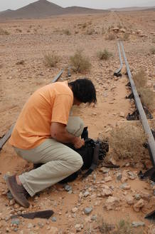El cámara Ramón Pazos graba los restos del Ferrocarril Transahariano, nunca finalizado.