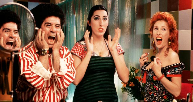 Rodaje de 'Kika': Pedro Almodóvar ensaya con Rossy de Palma y Verónica Forqué. Foto: Jean-Marie Leroy © El Deseo Rodaje de 'Kika': Pedro Almodóvar ensaya con Rossy de Palma y Verónica Forqué. Foto: Jean-Marie Leroy © El Deseo