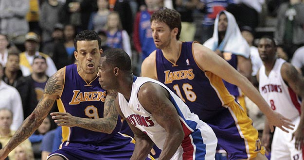 Rodney Stuckey de los Pistons controla el balón ante la marca de Matt Barnes (i) y Pau Gasol (d) de los Lakers. Rodney Stuckey de los Pistons controla el balón ante la marca de Matt Barnes (i) y Pau Gasol (d) de los Lakers.