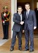 El presidente del Gobierno, Jos&eacute; Luis Rodr&iacute;guez Zapatero, y el presidente franc&eacute;s, Nicolas Sarkozy, se dan la mano a la puerta de La Moncloa.