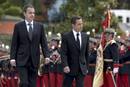 El presidente espa&ntilde;ol, Jos&eacute; Luis Rodr&iacute;guez Zapatero, y el presidente de Francia pasan revista en el Palacio de La Moncloa.