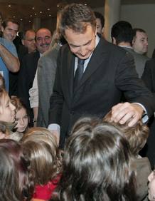 Rodr&iacute;guez Zapatero conversa con un grupo de ni&ntilde;os en el Senado.