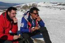 En Rogeli i l'&Ograve;scar recuperen forces amb una mica de pa amb tom&agrave;quet