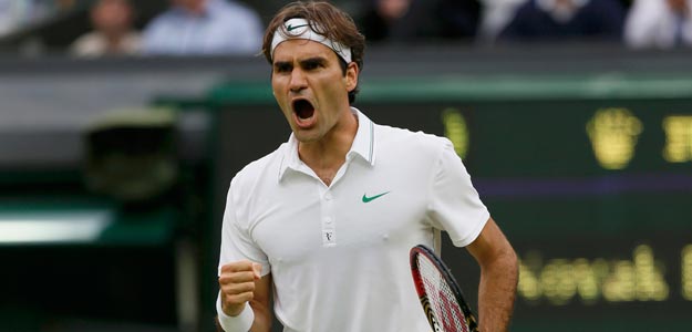 Roger Federer celebra un punto en su partido de semifinales de Wimbledon contra Novak Djokovic