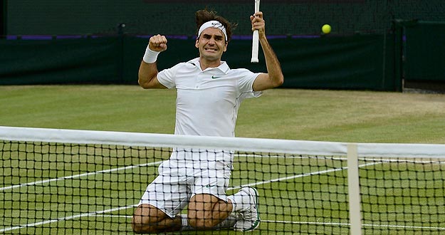 Roger Federer celebra el punto de la victoria ante Murray en Wimbledon 2012.