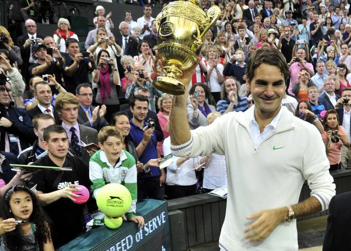 Roger Federer celebra su s&eacute;ptimo t&iacute;tulo de Wimbledon logrado ante Andy Murray y que le coloca como n&uacute;mero 1 de la ATP.