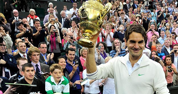 Roger Federer celebra su s&eacute;ptimo t&iacute;tulo de Wimbledon logrado ante Andy Murray y que le coloca como n&uacute;mero 1 de la ATP.