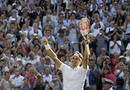 Roger Federer celebra la victoria ante Andy Roddick en la final de Wimbledon.