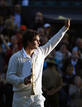 Roger Federer saluda al p&uacute;blico de Wimbledon tras perder la final. El buen vestuario del suizo le da un cach&eacute; especial.
