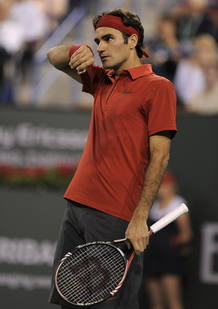Roger Federer seca su rostro en el juego ante el chipriota Marcos Baghdatis. Roger Federer seca su rostro en el juego ante el chipriota Marcos Baghdatis.