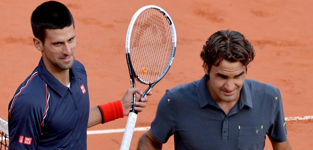 El tenista serbio Novak Djokovic (i) saluda al suizo Roger Federer tras la semifinal