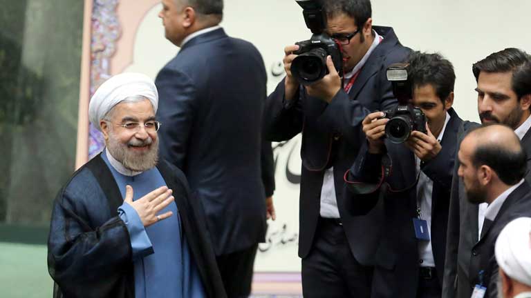El moderado Hasán Rohani jura su cargo como presidente de Irán