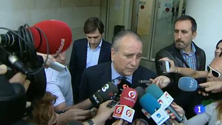 Ir al Video&nbsp;Roig tras declarar: "Ruego que respeten el d&iacute;a de dolor que llevo"