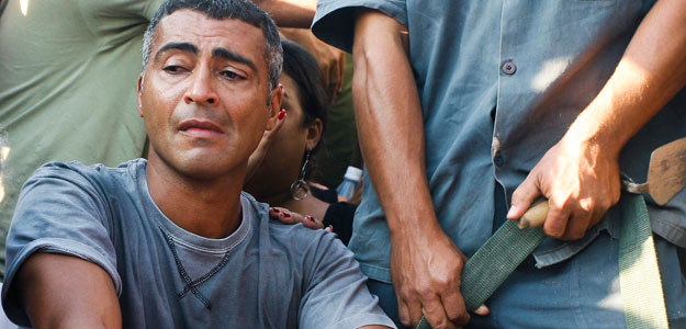 Romario llora ante el f&eacute;retro de su padre, cubierto con una bandera del Am&eacute;rica de R&iacute;o.