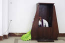 Una mujer se confiesa ante un sacerdote en la aldea del Roc&iacute;o.