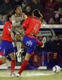 Ronaldinho, del Bar&ccedil;a, choca con los jugadores del Numancia Ochoa y Sanz en un partido de la Liga 2004-2005.