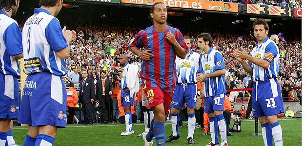 Ronaldinho siempre necesita salir el &uacute;ltimo del equipo a la hora de entrar al terreno de juego