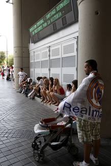 Decenas de aficionados del Real Madrid se dan cita desde primera de en las puertas del estadio Santiago Bernab&eacute;u, donde esta tarde el delantero portugu&eacute;s Cristiano Ronaldo ser&aacute; presentado como nuevo jugador blanco.
