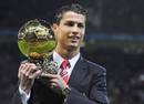 Ronaldo posa con el Bal&oacute;n de Oro 2008