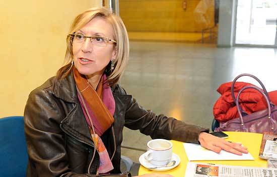 Rosa D�ez entrega una carta a los hijos de Haidar