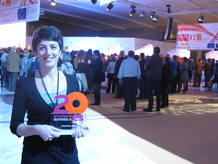 Rosal&iacute;a Lloret, directora de Medios Interactivos de RTVE, con el premio concedido a rtve.es