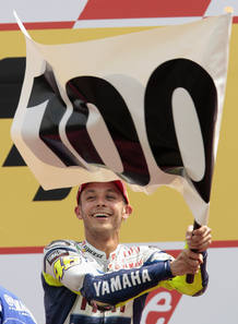 Rossi celebra su victoria n&uacute;mero 100 conseguida en Assen.