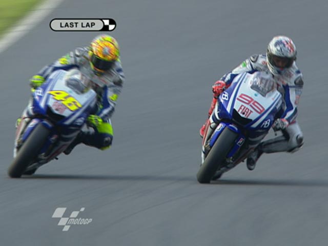 Pelea cuerpo a cuerpo entre Rossi y Lorenzo