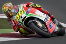 Rossi negociando una curva del GP de Gran Breta&ntilde;a