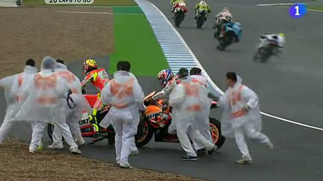 Rossi se lleva por delante a Stoner