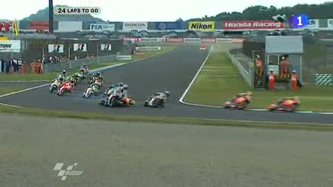 Ver v&iacute;deo  'Rossi, al suelo y adi&oacute;s a la carrera'