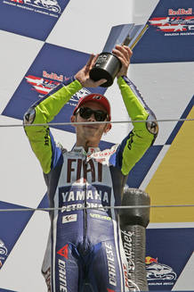 Valentino Rossi sigue como l&iacute;der de la general.