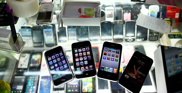 El iPhone 5, que todav&iacute;a no ha salido al mercado, es uno de los productos falsificados de Apple m&aacute;s demandados en China