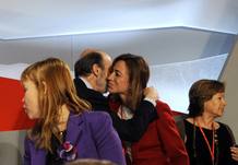 Rubalcaba besa a Chac&oacute;n a su llegada al Congreso del PSOE