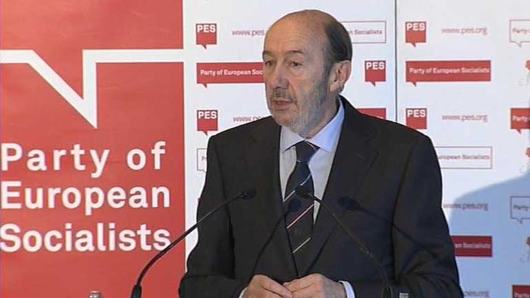 Rubalcaba, en Bruselas, apunta a una actuaci&oacute;n del BCE para salir de la crisis