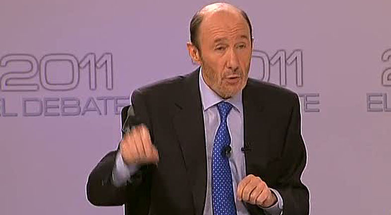Rubalcaba celebra el fin de ETA y ofrece su colaboraci&oacute;n "para los siguientes pasos"