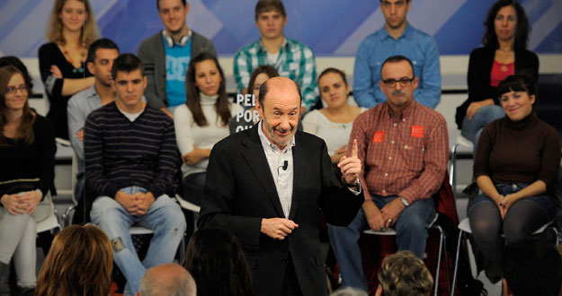 Rubalcaba en el encuentro celebrado este viernes en Ferraz con voluntarios del PSOE. Rubalcaba en el encuentro celebrado este viernes en Ferraz con voluntarios del PSOE.